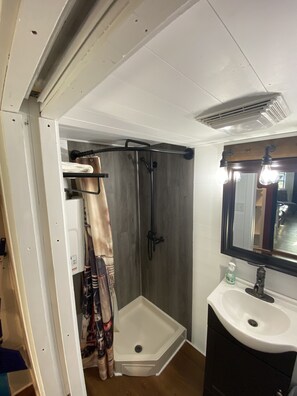 Dusche, Handtücher, Toilettenpapier