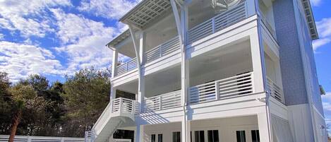 Una piscina al aire libre, una piscina climatizada