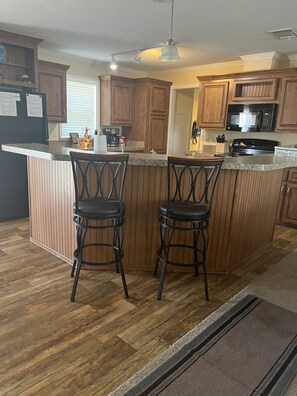 Fridge, microwave, oven, stovetop - relax with us after the parks!!! (Davenport)