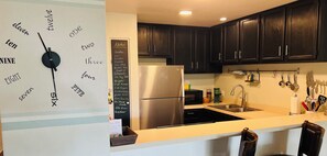 ثلاجة، ميكروويف، فرن، موقد طهي مسطح