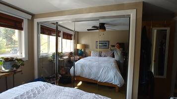 2 bedrooms, desk, iron/ironing board, WiFi