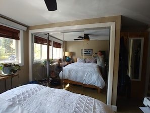 2 bedrooms, desk, iron/ironing board, WiFi