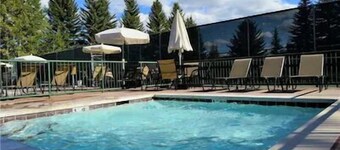 Beautiful 2 bedroom condo & king conversion bed-living room Sundance pool 