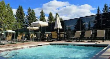 Beautiful 2 bedroom condo & king conversion bed-living room Sundance pool