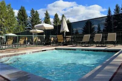 Beautiful 2 bedroom condo & king conversion bed-living room Sundance pool 