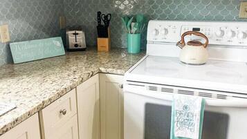 雪櫃、微波爐、焗爐、爐具