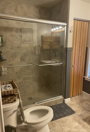 Ensemble baignoire-douche, séchoir à cheveux, serviettes fournies, savon