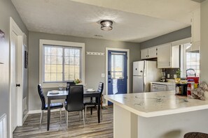 Fridge, microwave, oven, stovetop - ☯ Remodeled Duplex Minutes to Downtown & Riverside (Council Bluffs)