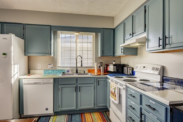 Refrigerador, microondas, horno, placa de cocina