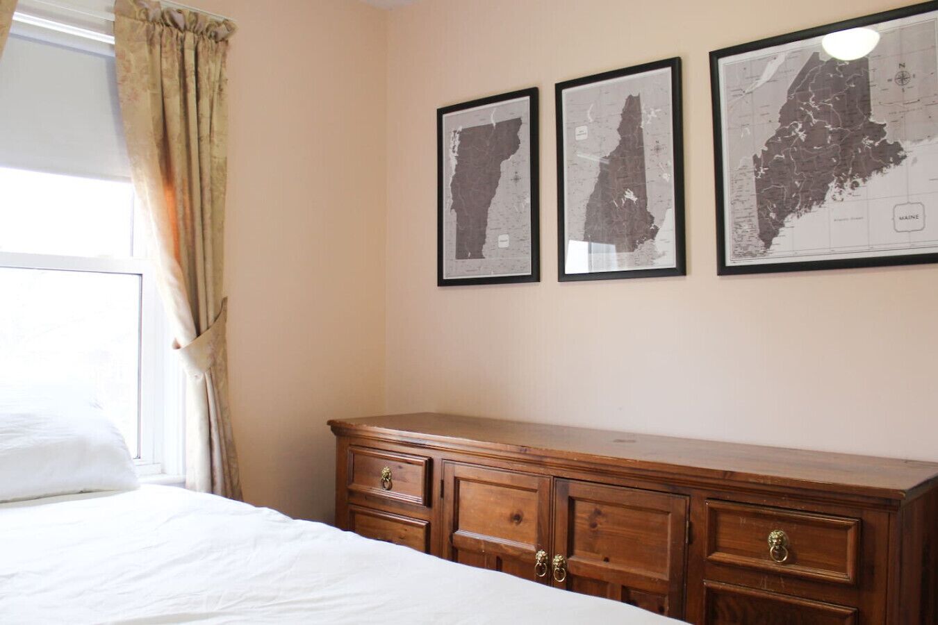 4 bedrooms, desk, iron/ironing board, travel crib