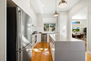 Design House | Private kitchen | Full-size fridge, oven, stovetop, dishwasher - Bluestone Cottages - The Shop (Toowoomba)