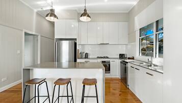 Casa de disseny | Cuina privada | Frigorífic gran, forn, placa de cuina i rentaplats