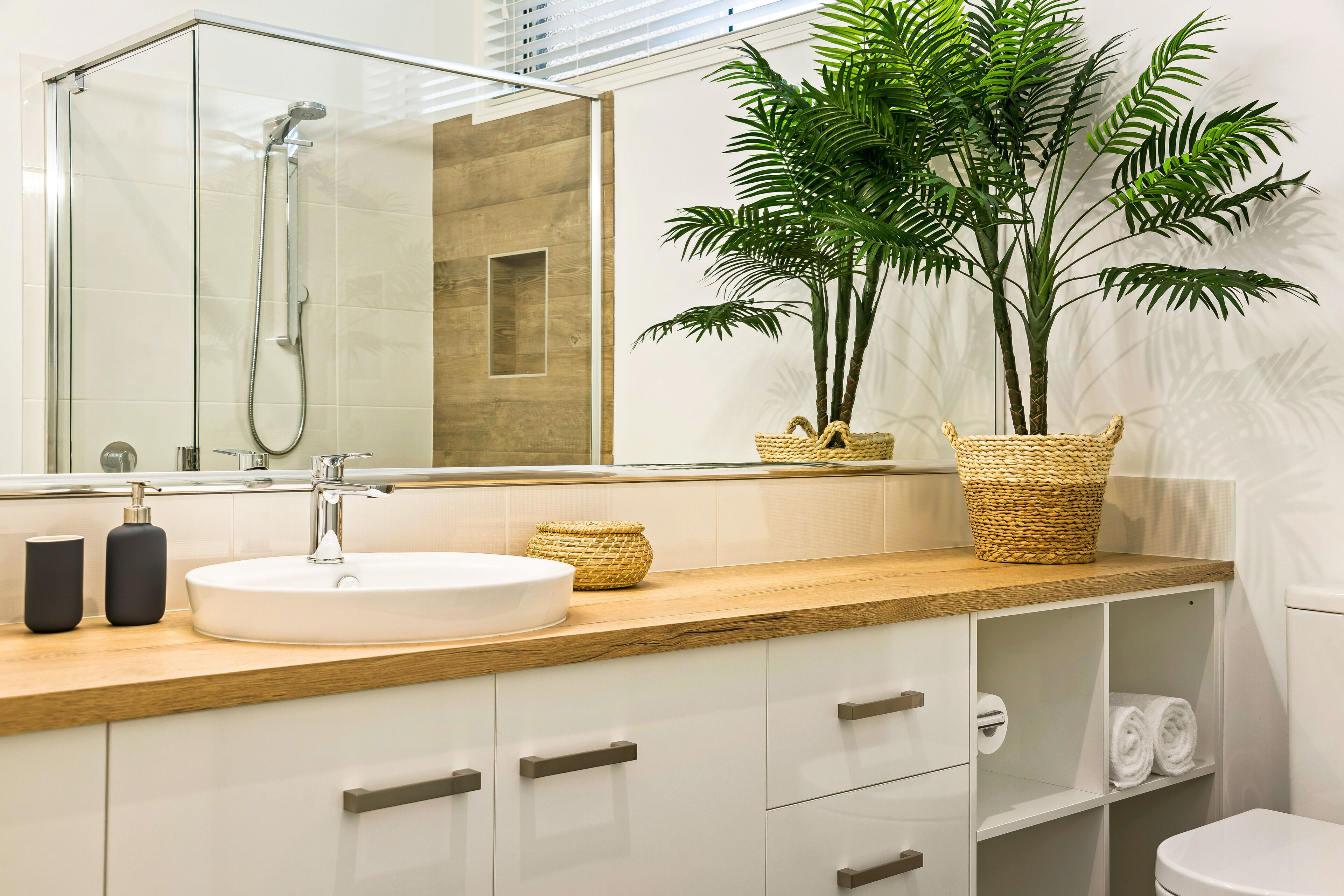 Rumah Desain | Kamar mandi | Shower, perlengkapan mandi desainer, pengering rambut, dan handuk