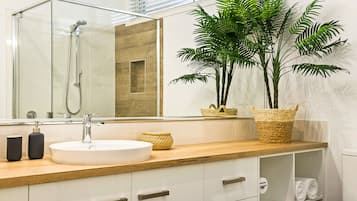 Rumah Desain | Kamar mandi | Shower, perlengkapan mandi desainer, pengering rambut, dan handuk