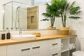Design House | Bathroom | Shower, designer toiletries, hair dryer, towels - Bluestone Cottages - The Villa (Toowoomba)