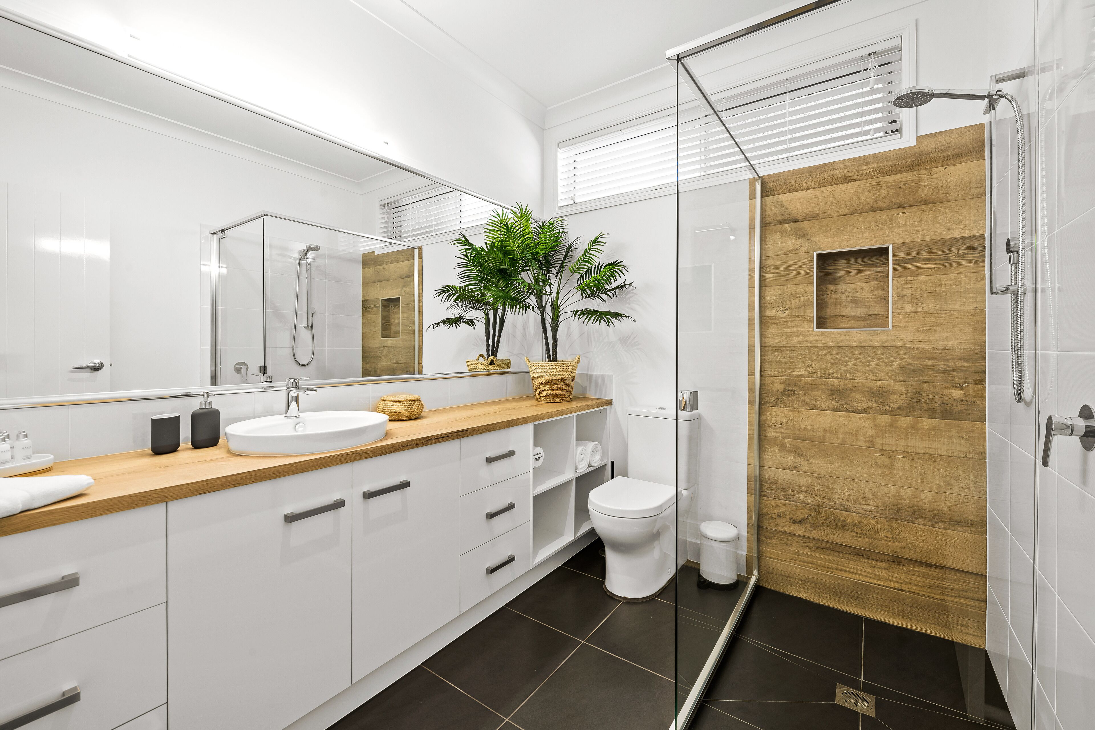Rumah Desain | Kamar mandi | Shower, perlengkapan mandi desainer, pengering rambut, dan handuk