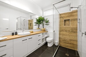 Design House | Bathroom | Shower, designer toiletries, hair dryer, towels - Bluestone Cottages - The Villa (Toowoomba)