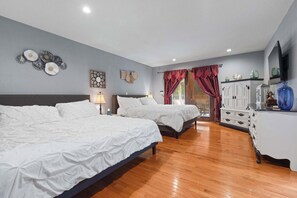 5 bedrooms, iron/ironing board, WiFi, bed sheets