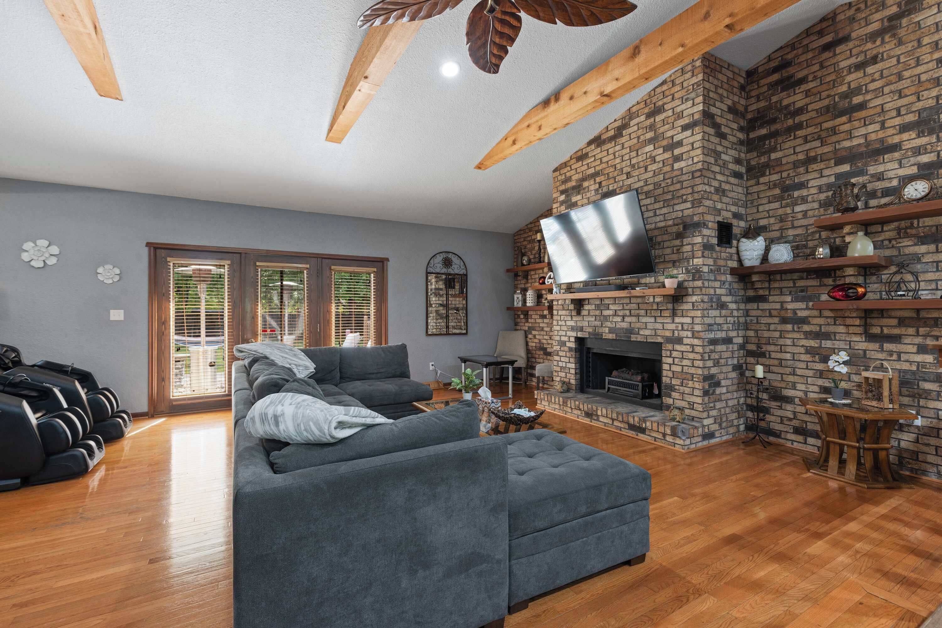 TV, caminetto, videogiochi, libri