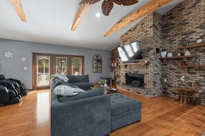 Televisie, een open haard, videospelletjes en boeken