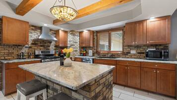 Kjøleskap, mikrobølgeovn, ovn og kokeplater