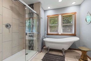 Baignoire, sèche-cheveux, serviettes fournies, shampoing