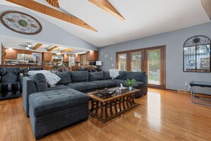 Televisie, een open haard, videospelletjes en boeken