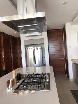 Kjøleskap, mikrobølgeovn, ovn og kokeplater