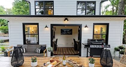 LAKE-FRONT! Amazing Covered Patio, Hot tub, Sauna, walk 2 town, chrgr, sleeps 17