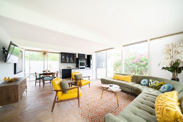 TV - Historic Mid-Century Modern Oasis in Palm Springs! (Palm Springs)
