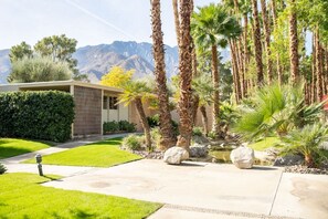 Property grounds - Historic Mid-Century Modern Oasis in Palm Springs! (Palm Springs)