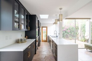 Kühlschrank, Mikrowelle, Ofen, Geschirrspüler