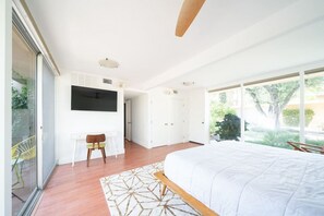 Desk, WiFi, bed sheets - Historic Mid-Century Modern Oasis in Palm Springs! (Palm Springs)
