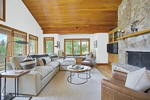 Smart TV, fireplace, books, stereo