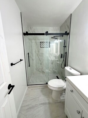 Badewanne, Haartrockner, Handtücher, Seife