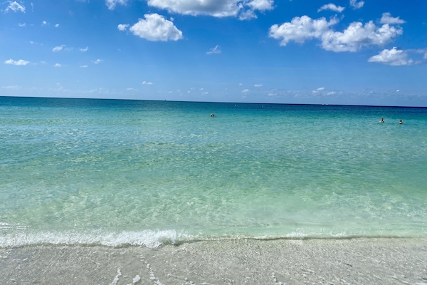 Una playa cerca, toallas de playa