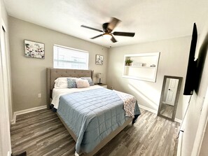 4 chambres, bureau, fer et planche à repasser, lit parapluie