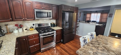 3 Bedroom apartment close to ny city, parking,  tv in bed rooms and living