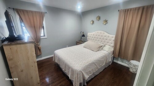 3 Bedroom apartment close to ny city, parking,  tv in bed rooms and living