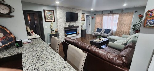 3 Bedroom apartment close to ny city, parking,  tv in bed rooms and living