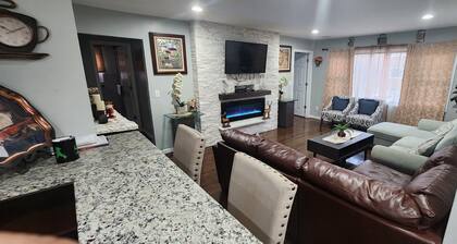 3 Bedroom apartment close to ny city, parking, tv in bed rooms and living