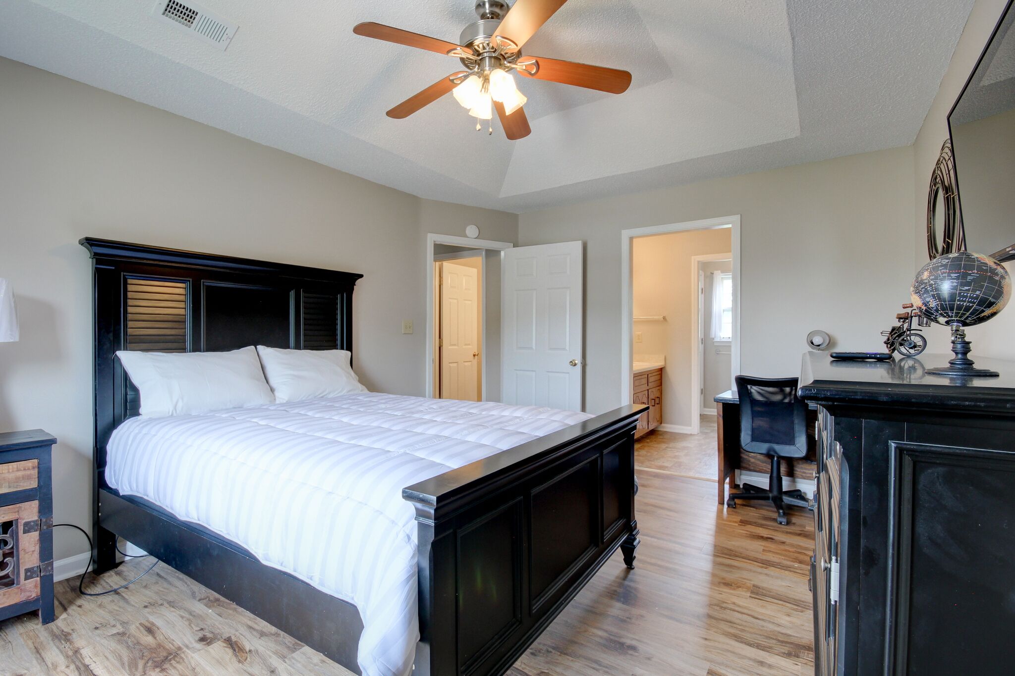 3 soverom, skrivebord, strykejern/-brett og wi-fi (inkludert)