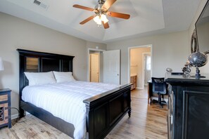 3 quartos, escrivaninha, ferros/tábuas de passar roupa