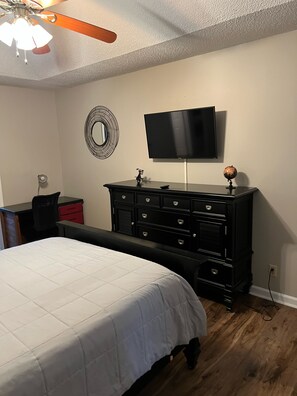 3 bedrooms, desk, iron/ironing board, free WiFi