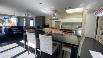 House, 3 Bedrooms, Non Smoking, Kitchen | In-room dining