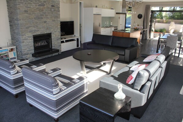 Ferienhaus, 3 Schlafzimmer, Nichtraucher, Küche | Wohnbereich | Fernseher, Kamin, DVD-Player