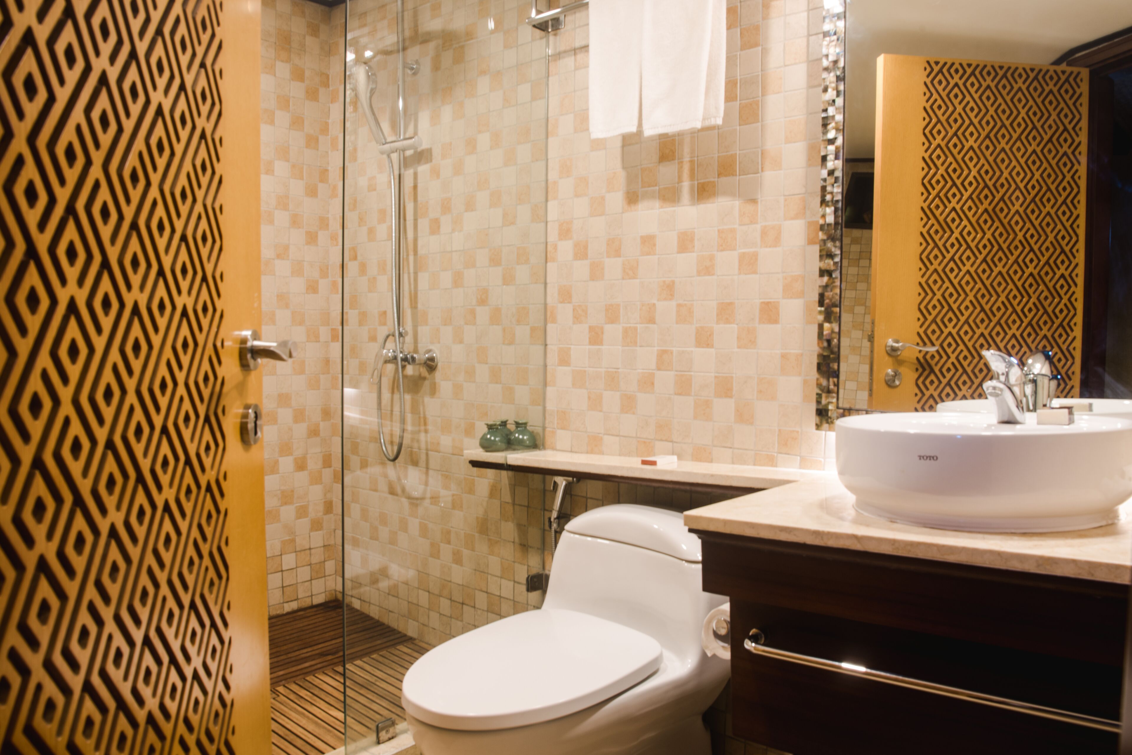 Cabin (Private Charter) | Phòng tắm | Buồng tắm vòi sen, xà phòng, dầu gội 