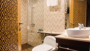 Cabin (Private Charter) | Phòng tắm | Buồng tắm vòi sen, xà phòng, dầu gội