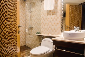 Cabaña (Private Charter) | Baño | Regadera, jabón, shampoo 