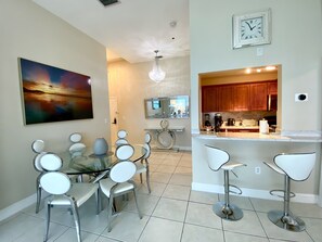 Dining - Luxurious large Direct Ocean Front Penthouse Beach access&Free parking-Remodeled (Miami Beach)